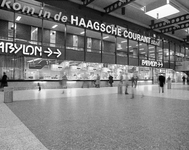 803891 Interieur van het N.S.-station Den Haag C.S. te Den Haag: hal.